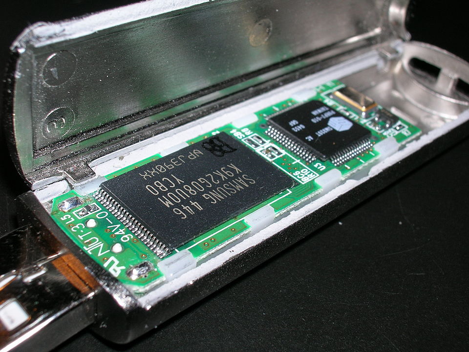 NAND drive CC BY-SA 3.0, https://commons.wikimedia.org/w/index.php?curid=179956